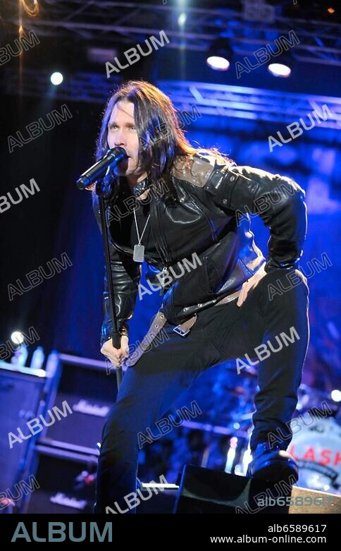 Slash feat. Myles Kennedy - der britisch-amerikanische Rockmusiker, eigentlich Saul Hudson mit Alter Bridge Saenger Kennedy und seiner Band the Conspirators beim Reload Festival 2012 in Sulingen vom 1.