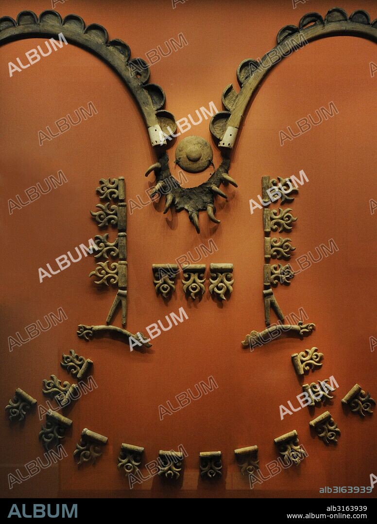 Edad del Hierro. MESETA DE UKOK. CULTURA PAZYRYK (Escitas). Siberia Suroccidental. Objetos de un ajuar funerario. Aperos ornamentados de caballo. Madera, cuero y cuerno de animal. Siglos VI-V a. C. Necrópolis de Tuekta. Kurgán o túmulo 1. Museo del Hermitage (The State Hermitage Museum). San Petersburgo. Rusia.