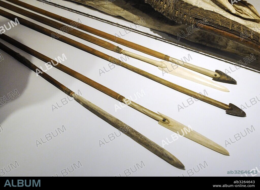 Pueblos esquimales. Inuit. Caza de focas con kayaks en los mares abiertos alrededor de Groenlandia. Lanzas. Exposición de vestimentas y objetos esquimales. Museo de Historia (Historical Museum). Oslo. Noruega.