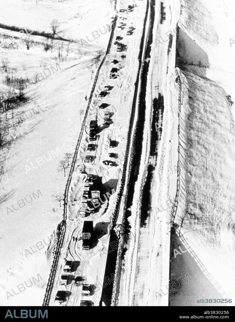 Super snowstorm paralyzed Chicago. Calumet Expressway near 138th. Chicago, Illinois January 26-27, 1967. Over 35 hours on January 26 and 27, 1967, 23 inches of snow fell on Chicago, the largest single snowfall in the city's history, collapsing roofs, closing businesses and shutting down the city for days.