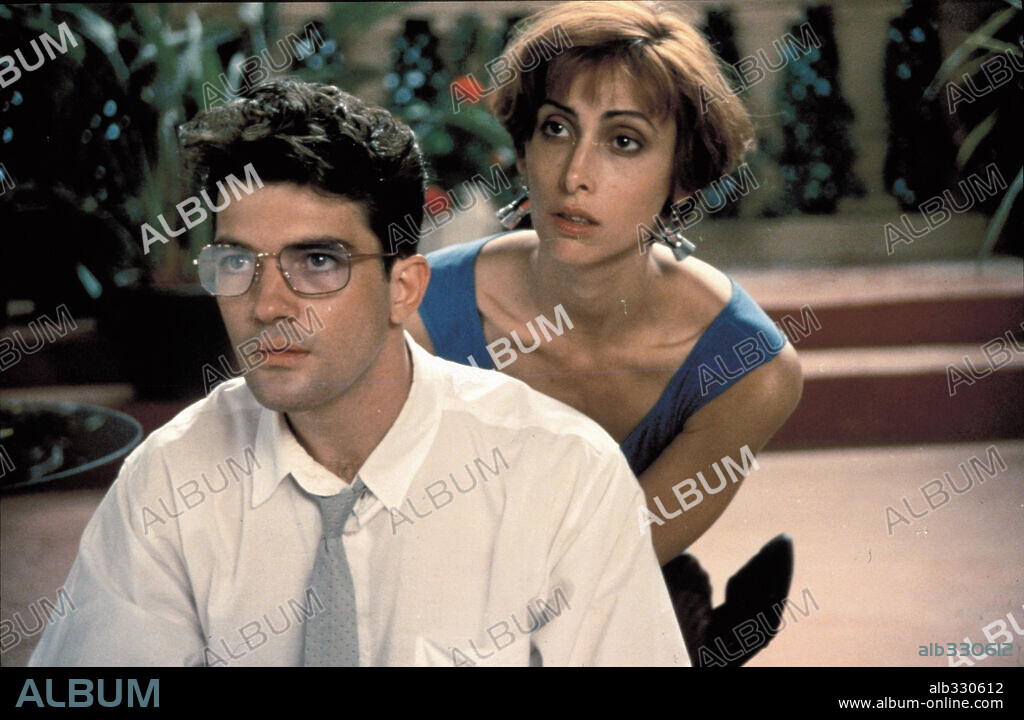 ANTONIO BANDERAS et MARIA BARRANCO dans MUJERES AL BORDE DE UN ATAQUE DE NERVIOS, 1988, réalisé par PEDRO ALMODOVAR. Copyright EL DESEO S.A.