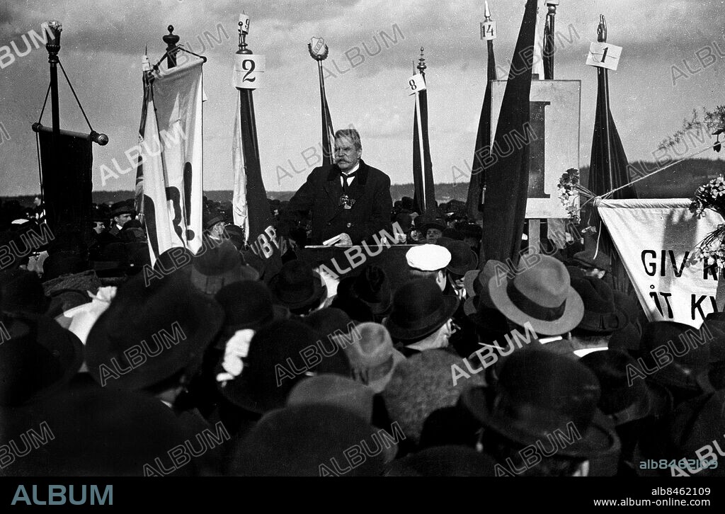 ARKIV 1917. Hjalmar Branting (1860-1925) , publicist och politiker. Branting var statsminister under tre kortlivade regeringsperioder - 1920, 1921-1923, 1924-1925. Här talar han vid förstamajdemonstrationen på Gärdet 1917.. Hjalmar Branting, leader of the social democrats. Prime minister 1920,1921-1923,1924-1925. Picture shows him speaking at labours day 1917.. Foto: TT Historical/1900. SCANPIX SWEDEN.