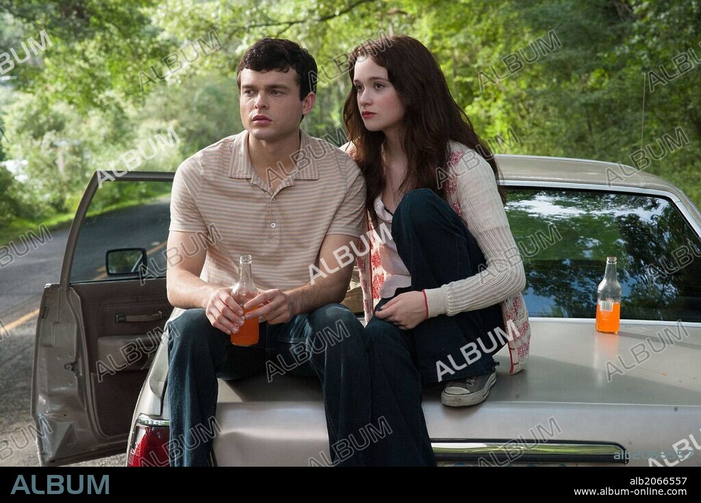 ALDEN EHRENREICH y ALICE ENGLERT en HERMOSAS CRIATURAS, 2013 (BEAUTIFUL CREATURES), dirigida por RICHARD LAGRAVENESE. Copyright WARNER BROS.