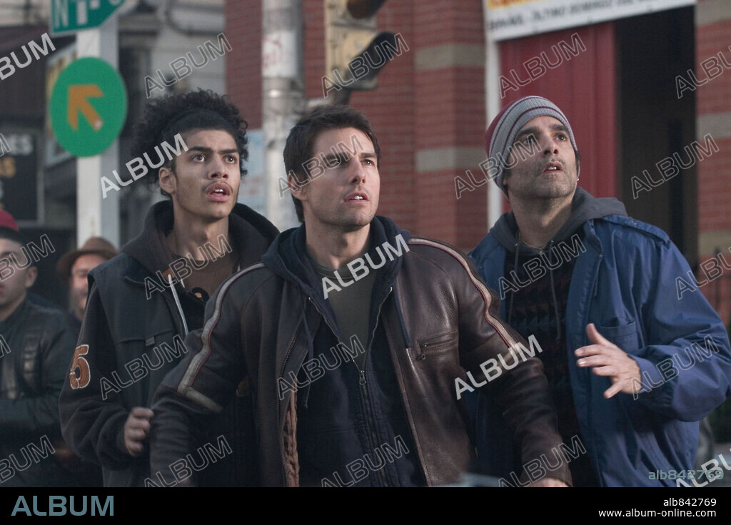 RICK GONZALEZ, TOM CRUISE y YUL VAZQUEZ en LA GUERRA DE LOS MUNDOS, 2005 (WAR OF THE WORLDS), dirigida por STEVEN SPIELBERG. Copyright PARAMOUNT PICTURES / MASI, FRANK.