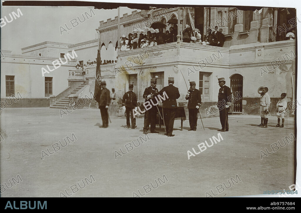 Melilla, 05/07/1908. El coronel del Regimiento de Infantería Melilla 59, José Benedicto Gálvez, entregando el sable y documentos del capitán Moreno al ayudante mayor para depositarlo en el cuarto de banderas.