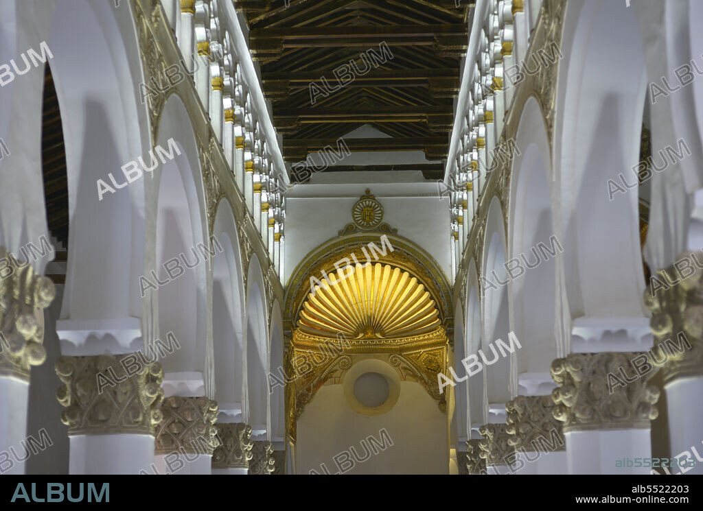 España. Castilla-La Mancha. Toledo. Sinagoga de Santa Maria la Blanca. En 1180 la comunidad judía de Toledo financió la edificación del templo en estilo mudéjar, trabajos que llevaron a cabo constructores musulmanes. La bóveda de la cabecera fue construida durante la reforma del año 1550, atribuida a Alonso de Covarrubias (1488-1570). Detalle arquitectónico del interior de una nave.