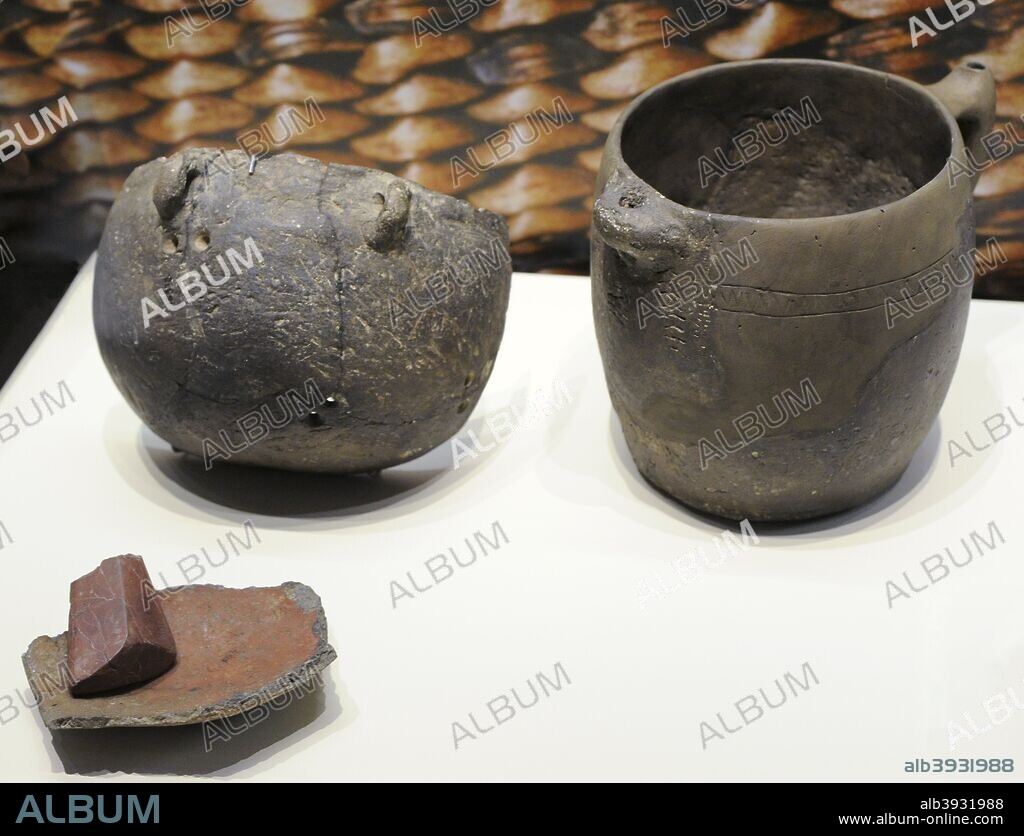 Neolítico. Cazuela lañada, jarro con vertedor y asa-pitorro y trozo de galbo reaprovechado de un recipiente fracturado y ocre. Cerámica. Procedentes de la Cueva de los Murciélagos (Albuñol, provincia de Granada). Museo Arqueológico Nacional. Madrid. España.