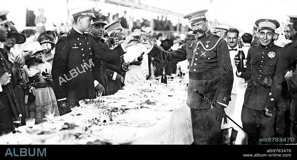 June 1920. Melilla. Honor to the Sailors. General Silvestre (X), toasting at the "Lunch" given to the sailors by the local societies in the field of horse riding. Photo: Lazarus.