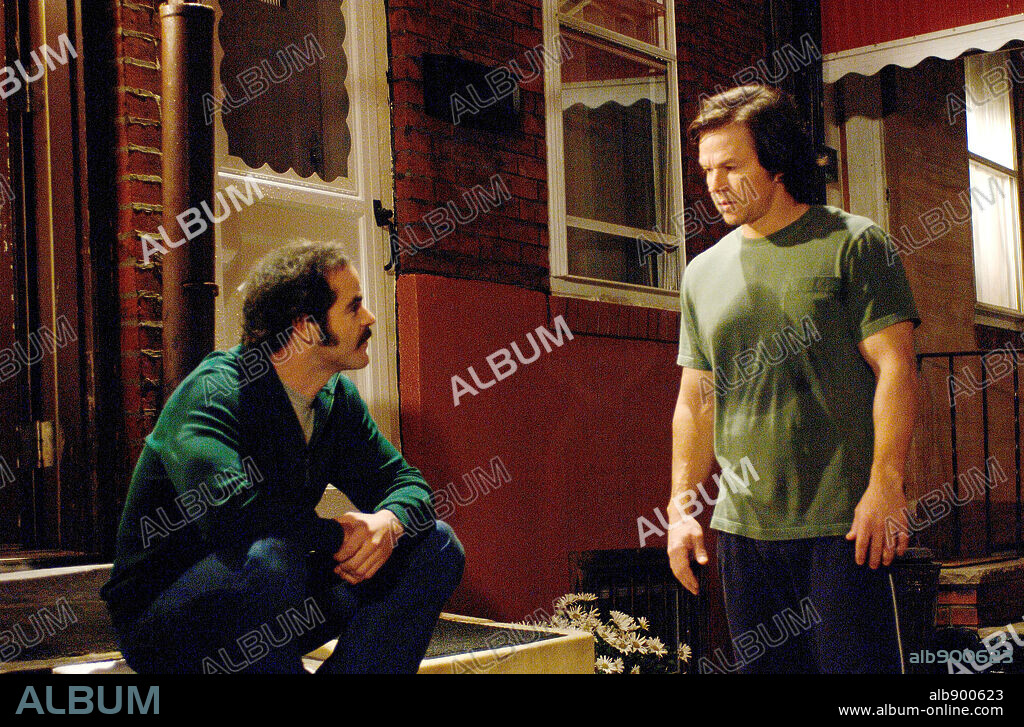 MARK WAHLBERG y MICHAEL KELLY en INVINCIBLE [INVENCIBLE], 2006 (INVINCIBLE), dirigida por ERICSON CORE. Copyright WALT DISNEY PICTURES / PHILLIPS, RON.