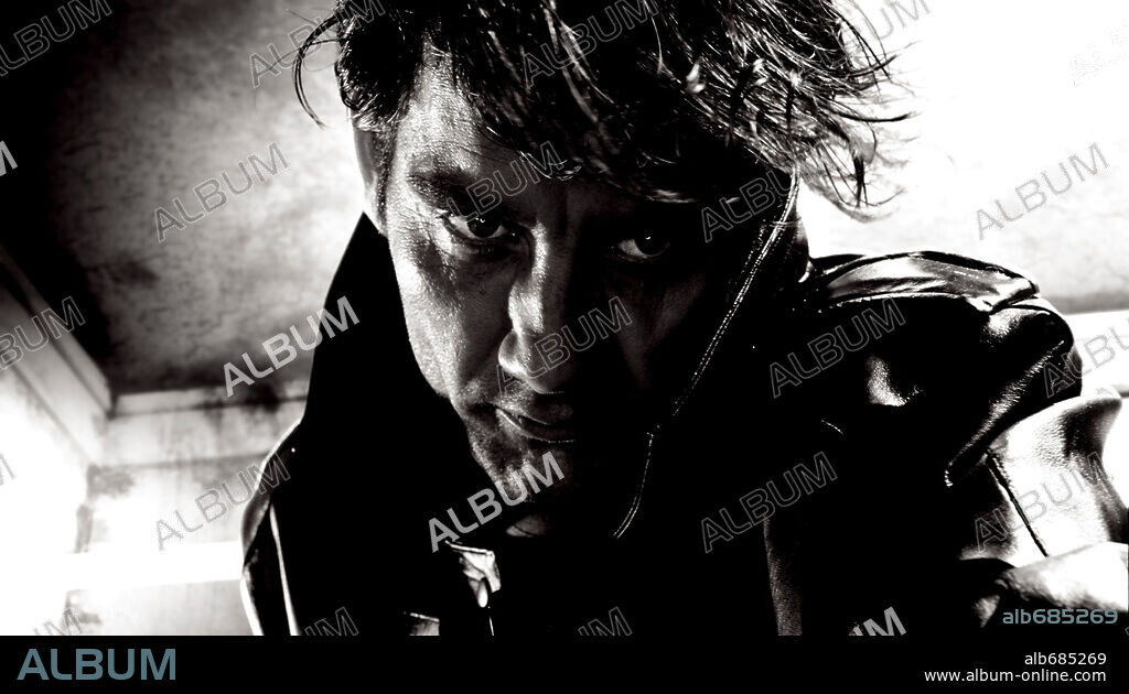 CLIVE OWEN en SIN CITY: CIUDAD DEL PECADO, 2005 (SIN CITY), dirigida por FRANK MILLER y ROBERT RODRIGUEZ. Copyright DIMENSION FILMS.