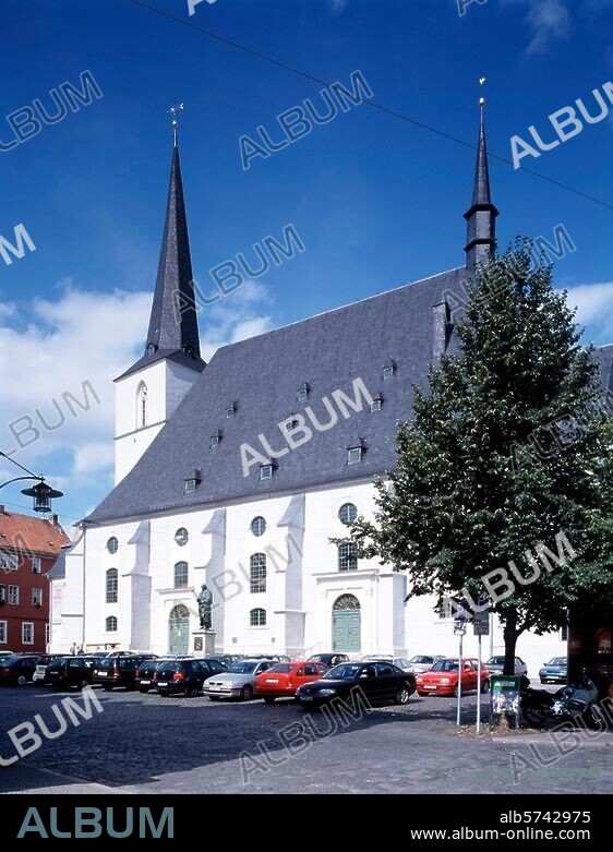 Weimar (Thüringen), Stadtkirche St. Peter und Paul - Herderkirche (erb. 1498-1500; Umbau 1735/45; langjähr. Wirkungsstätte des Hofpredigers J.G.Herder; nach Kriegszerstörung 1945 Rekonstruktion). Außenansicht von Südosten. Foto.