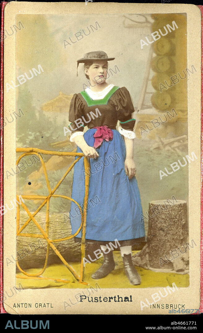 Femme de Pusterthal ou Val Pusteria (Italie). Photographie par Anton Gratl vers 1890 tiree d'un recueil de costumes du Tyrol. Credit : IM/KHARBINE-TAPABOR.