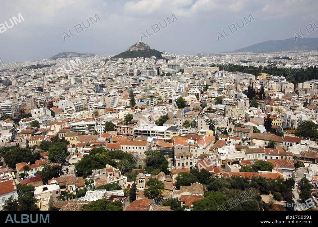 GRECIA. ATENAS. Vista de la ciudad con el MONTE LICABETO, de 277 m. de altura. En su cima se halla un mirador y la capilla de Agios Geórgios.