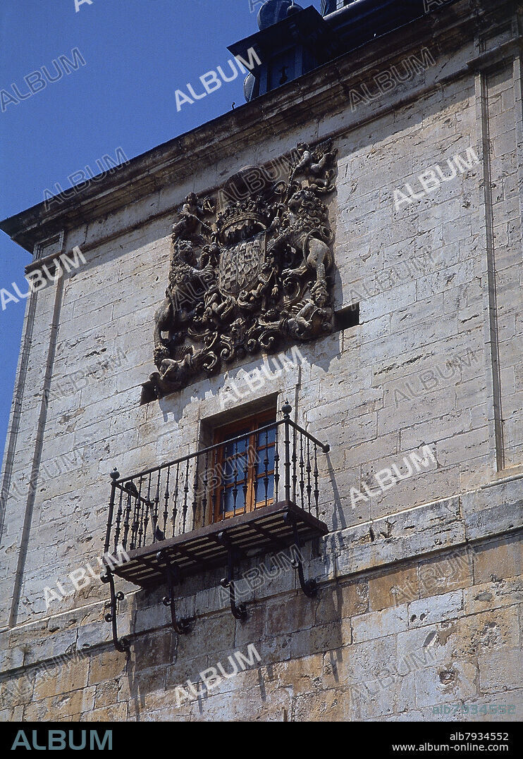 MONTALVAN IGNACIO / PORTELA PEDRO. UNA DE LAS TORRES DEL HOSPITAL DE SAN AGUSTIN - DETALLE DEL ESCUDO Y DEL BALCON - SIGLO XVII - FOTO AÑOS 90.