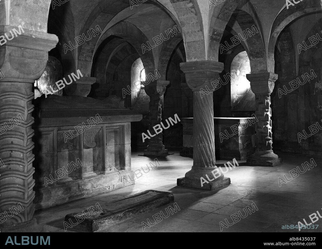 Kryptan i Lunds domkyrka. Rakt fram är kryptans huvudaltare invigt 1123 av ärkebiskop Asker, tv ärkebiskop Birgers sarkofag och framför denna Hermans av Slesvig figurprydda gravsten. Foto: Sydsvenskan / IBL Bildbyrå.