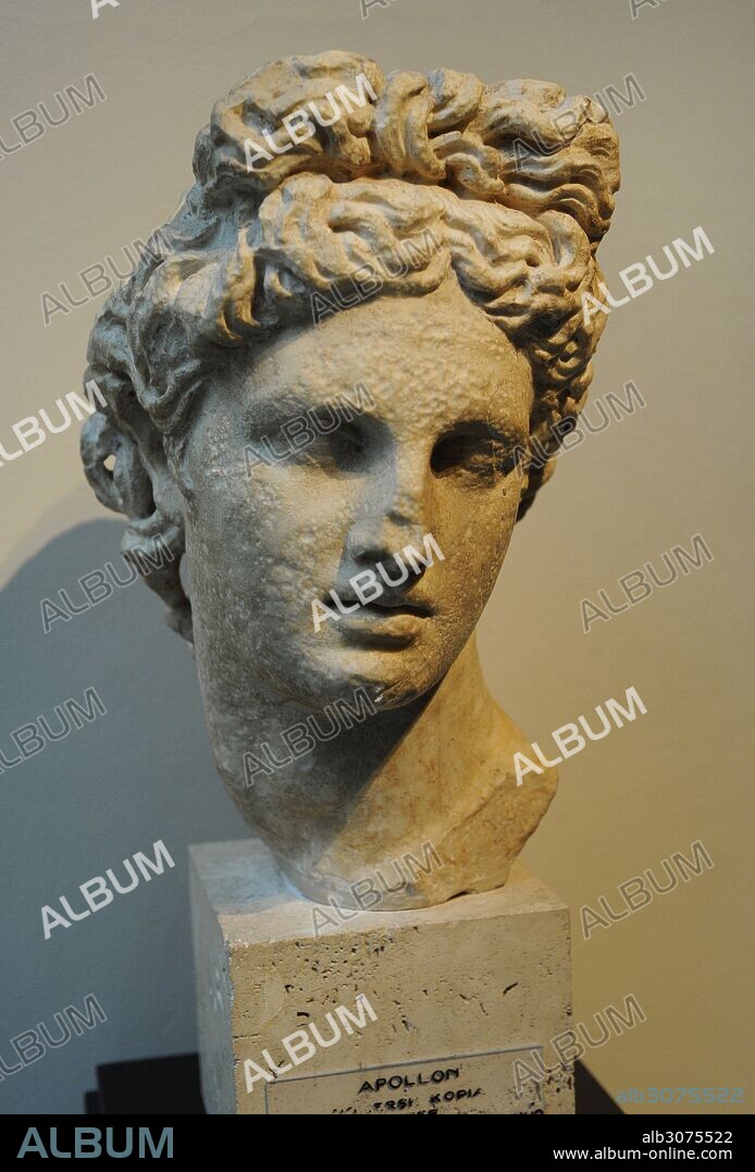 Cabeza de Apolo Belvedere. Formaba parte de una estatua. Copia romana de un original griego en bronce del siglo IV a. C. de Leochares. Mármol. Hacia ell 150-200. Museo del Mediterráneo y Antigüedades del Oriente Próximo (Museum of Mediterranean and Near Eastern Antiquities). Estocolmo. Suecia.