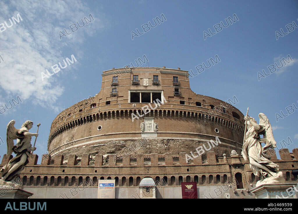 ITALIA. ROMA. Vista general del MAUSOLEO DE ADRIANO, construido en el año 139 y transformado en fortaleza durante la Edad Media, pasándose a llamar CASTILLO DE SANT'ANGELO. En primer término, el PONTE DE SANT'ANGELO sobre el rio TIBER, decorado con estatuas de ángeles, obra de BERNINI y realizadas en 1669.