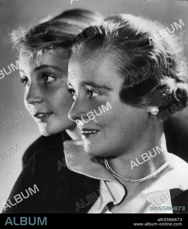 Haack, Käthe Theater- und Filmschauspielerin, 1897-1986. Käthe Haack mit ihrer Tochter (Hannelore Schroth ?). Foto, 1935 (Suse Byck).