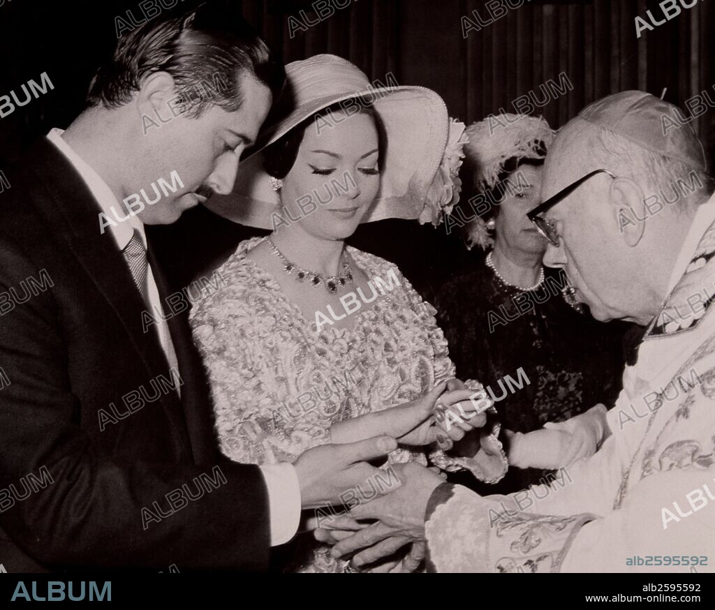 MONTIEL, SARA. ACTRIZ Y CANTANTE ESPAÑOLA.1928-2013. BODA EN ROMA CON JOSE VICENTE RAMIREZ OLALLA.. AÑO 1964.