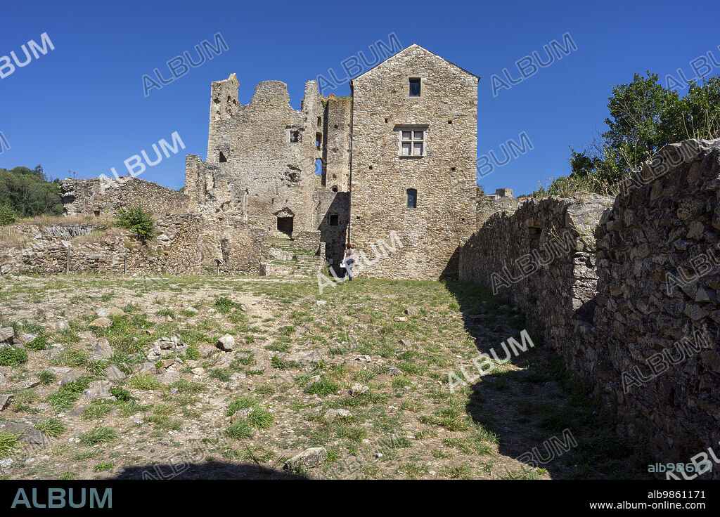 Cathar castle of Saissac, village of Saissac, Aude, Black Mountain region, French Republic, Europe.