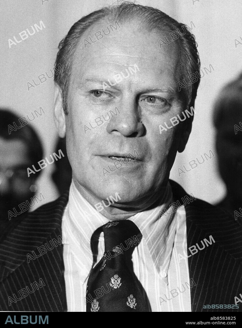 SEKLET-POLITIK-70    Den amerikanska presidenten Gerald Ford gick främst till historien som den president som gav sin företrädare Richard Nixon åtalseftergift. Nixon hade tvingats avgå efter hot om riksrätt för hans roll i Watergateaffären och lämnade över jobbet till sin vicepresident Gerald Ford. Ford blev den förste i historien som varken valts till vicepresident eller president. Han blev nämligen utnämnd till vicepresident när Spiro Agnew tvingades avgå . Här Gerald Ford den 23 okt 1973.     . Foto: UPI Kod: 450/9909 COPYRIGHT SCANPIX SWEDEN.