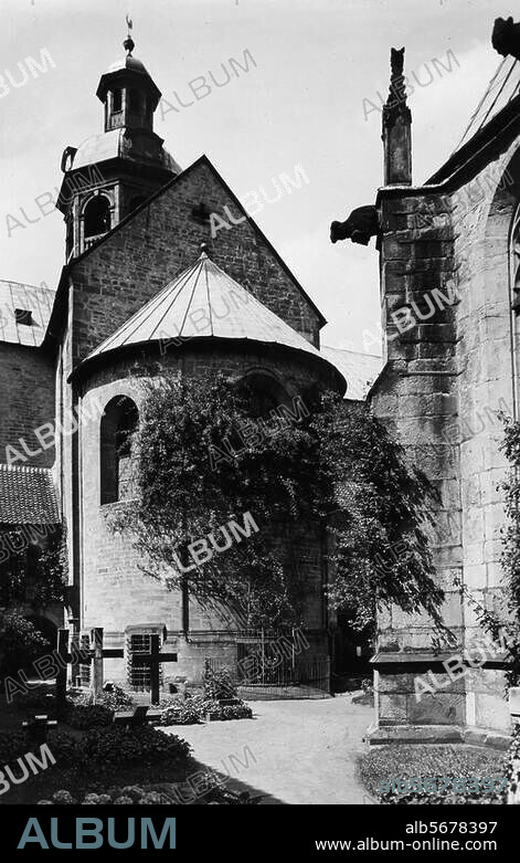 Hildesheim, Dom. Blick auf die Apsis mit dem 1000jährigen Rosenstock. Foto.