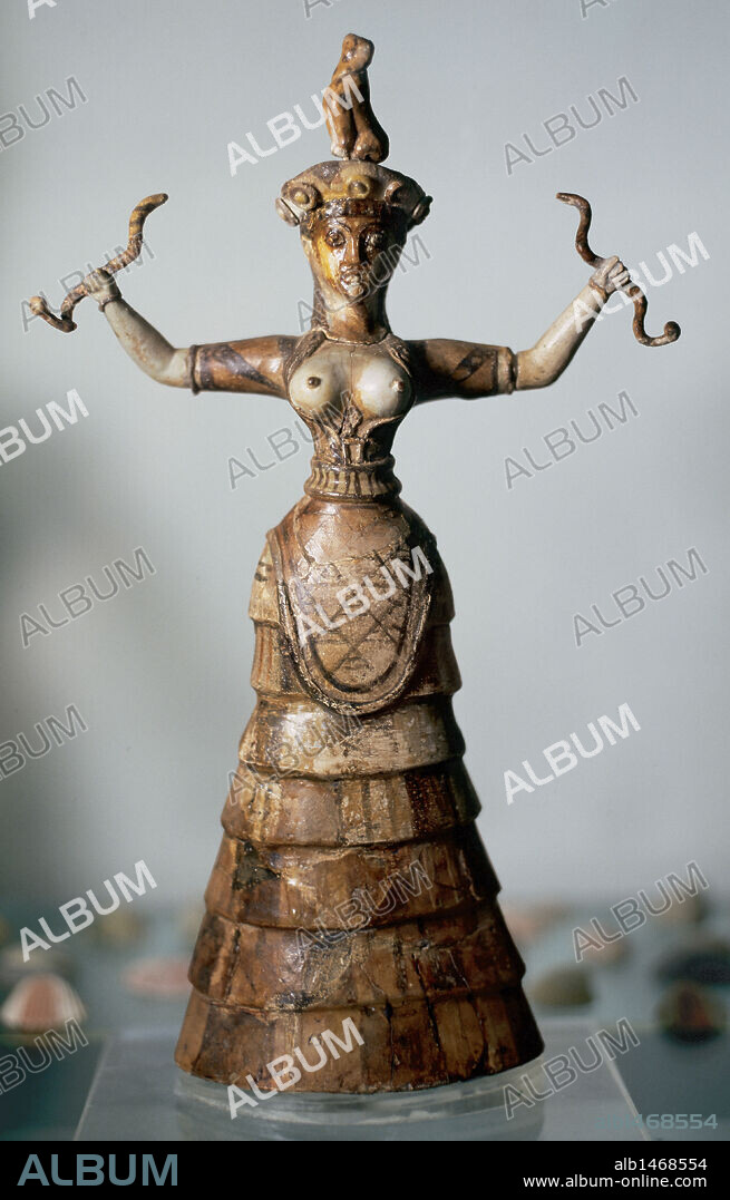 ARTE MINOICO. GRECIA. PEQUEÑA DIOSA DE LAS SERPIENTES (h.1600 aC). Estatuilla de loza con una serpiente en cada mano. Hallada en el tesoro del santuario central del palacio de Knossos. Museo Arqueológico de Heraklio. CRETA.
