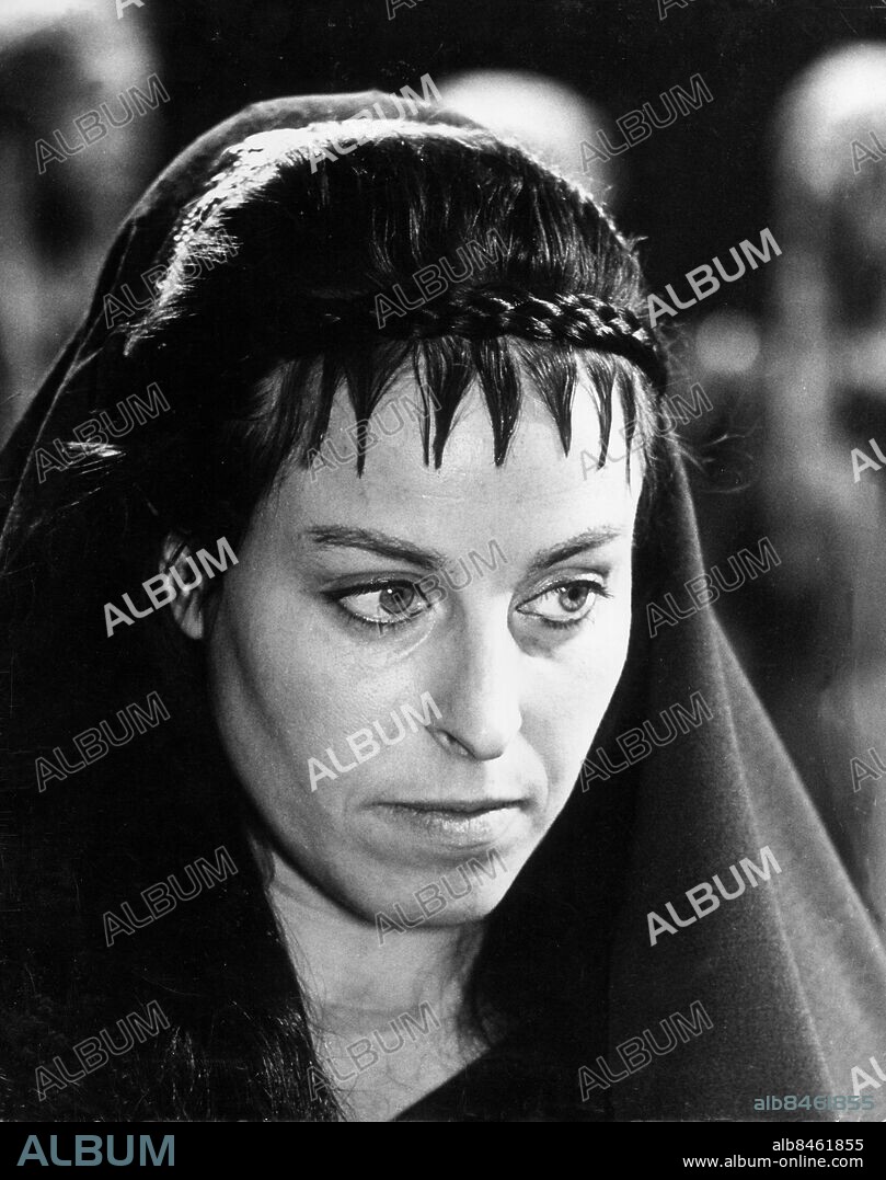 STOCKHOLM 1963.. Orig. bildtext... MEDEA Margareta Krook Holger Löwenadler Ove Tjernberg Jan Erik Lindqvist Brita Öberg Erik Berglund Henz Hopf Ingrid Borthen Anm. Tragedin Medea av Euripides, TV-teater i regi av Keve Hjelm. Sänt första gången 1963-03-25 Publ i RiR 40/78 Medea - Margaretha Krook M Krook, 1925-2001, svensk skådespelerska. Dok Lugg CD700 persons: MARGARETHA KROOK sites: STOCKHOLM;SVERIGE.