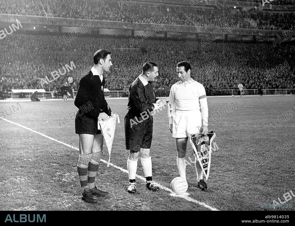 November 9, 1960. Ramallets and Gento, in the 60-61 season, in the first leg of the European Cup tie held at the Santiago Bernabéu stadium between Real Madrid and Fútbol Club Barcelona and which would end with a 2-2 draw.