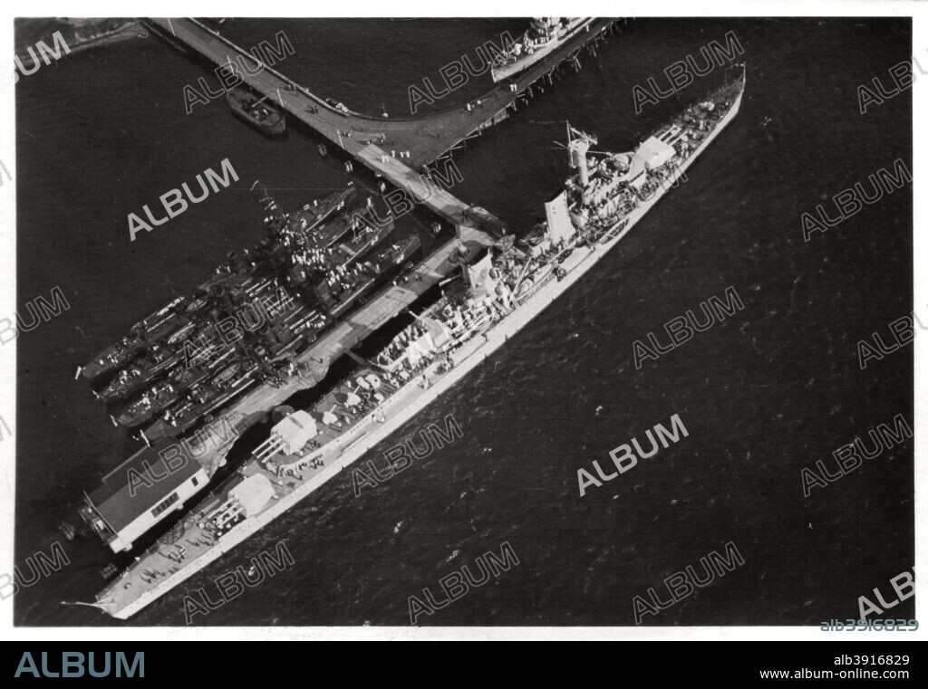 Aerial view of the German light cruiser 'Karlsruhe', c1931 (1933). A photograph from Zeppelin-Weltfahrten, Vom ersten Luftschiff 1899 bis zu den Fahrten des LZ127 Graf Zeppelin 1932, Dresden, 1933.