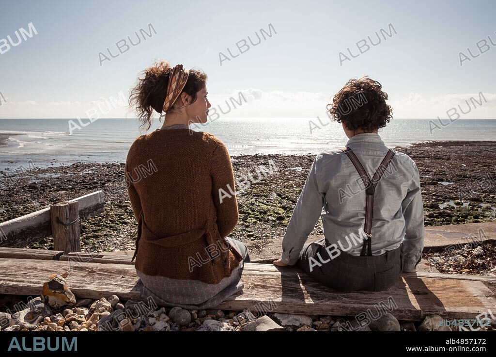 GEMMA ARTERTON y LUCAS BOND en EN BUSCA DE SUMMERLAND, 2020 (SUMMERLAND), dirigida por JESSICA SWALE. Copyright IOTA FILMS/SHOEBOX FILMS.