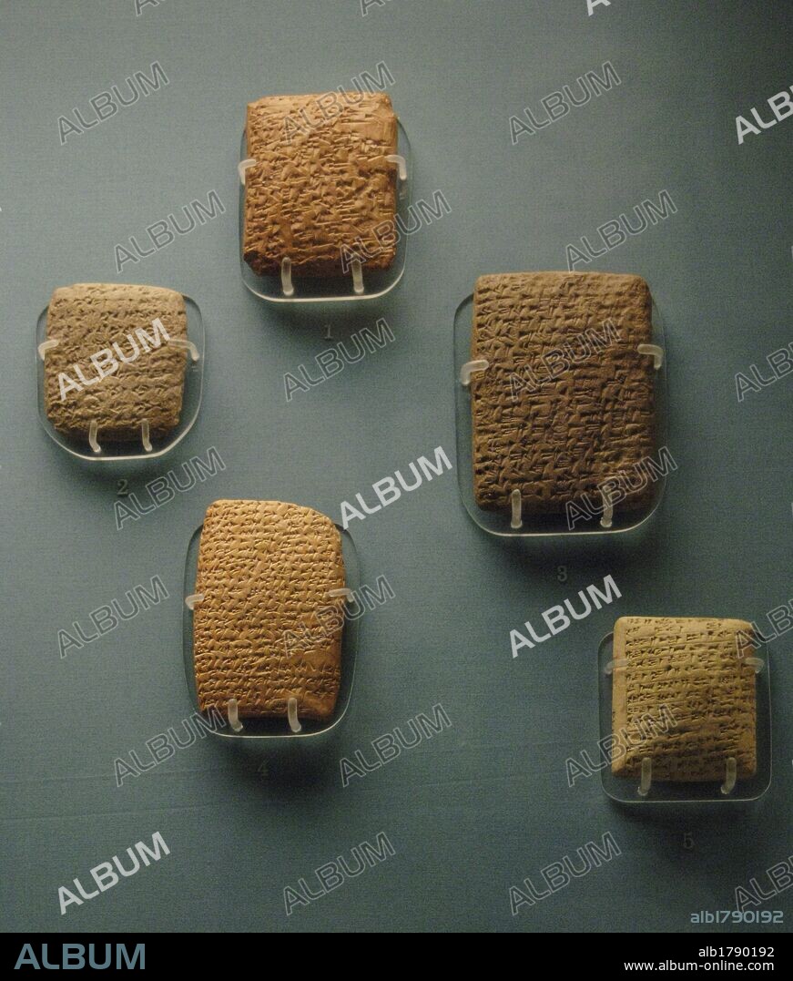 CARTAS DE AMARNA. S. XIV a. C. Tablillas de arcilla con ESCRITURA CUNEIFORME, en su mayoría escritas en acadio. Designan un archivo de correspndencia, en su mayor parte diplomática, entre la administración egipcia y sus represenantes en Canaán y Amurru. Localizadas en Amarna (Alto Egipto) y fechadas hacia 1350-1330 a. C. Museo Británico. Londres. Inglaterra. Reino Unido.