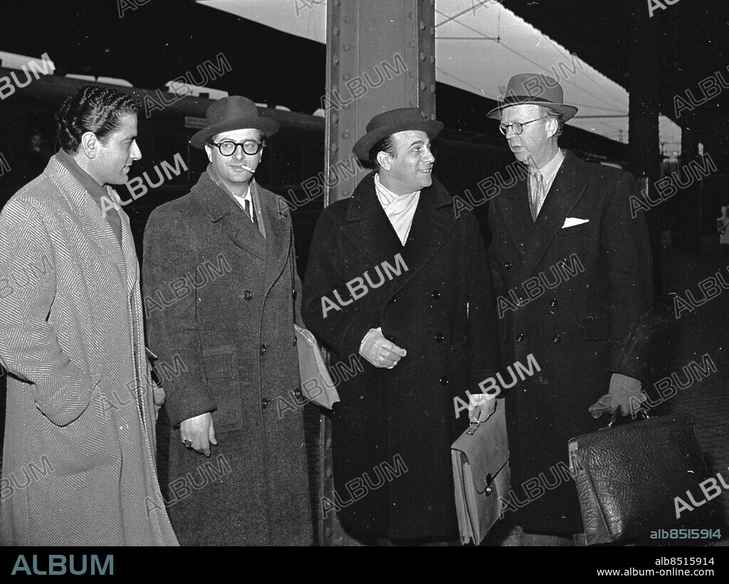 Göteborg November 1946. Sångaren Tino Rossi anländer till Göteborg. Det är tredje mannen från vänster.. Foto: Kamerareportage *** Local Caption *** GP. KAMERAREPORTAGE.