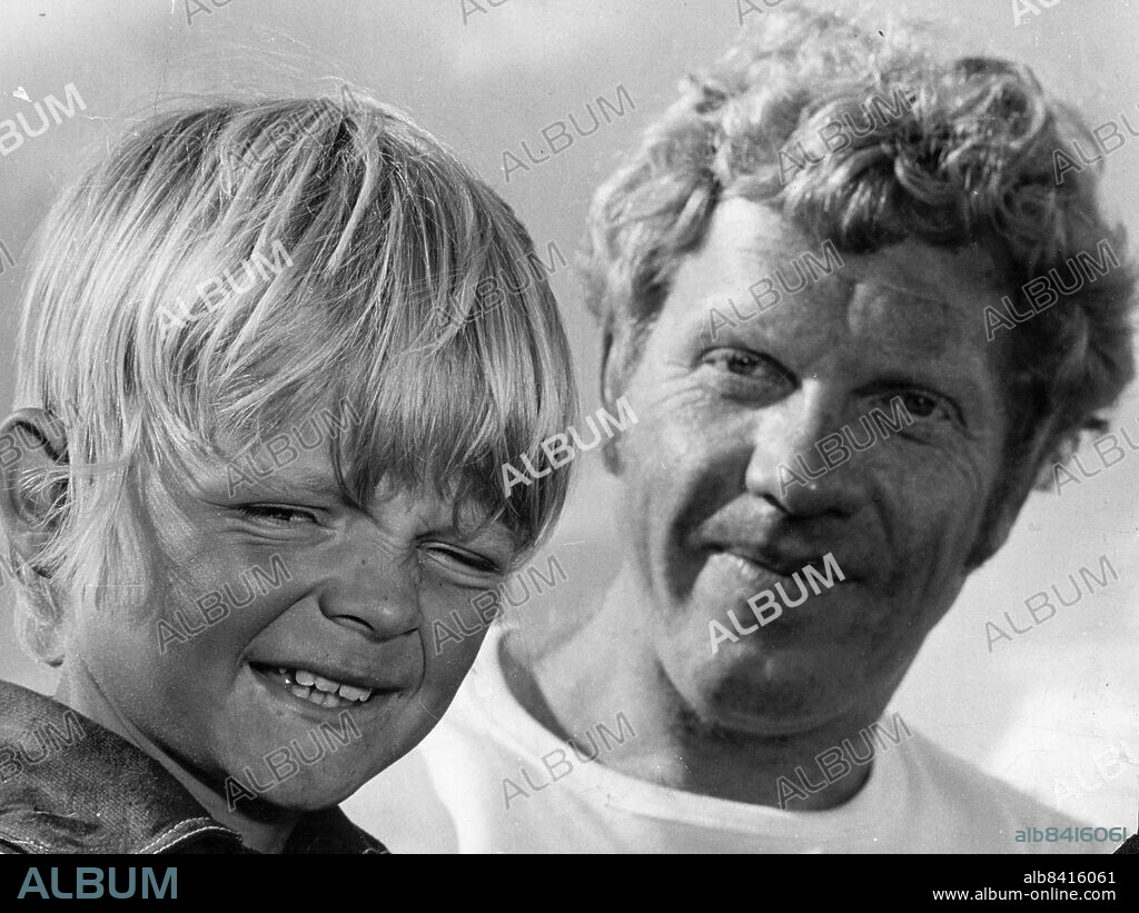 STOCKHOLM 1969-08-06. Adventskalendern 1969. De två som har huvudrollerna i TV 1:s adventskalender, tioårige James Dickson och Tage Danielsson, som dessutom skrivit serien.. Foto: Gunnar Källström / DN / TT / Kod: 192. ** SVD OUT **.