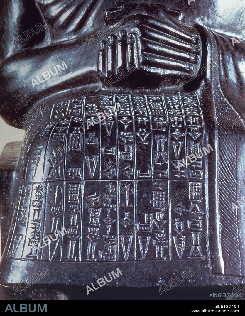 DETALLE DE LA ESCRITURA CUNEIFORME DE LA ESTATUA DEL PATESI GUDEA DE LAGASH (2144-2124 AC) - DIORITA - (CONJUNTO EN Nº 22013).