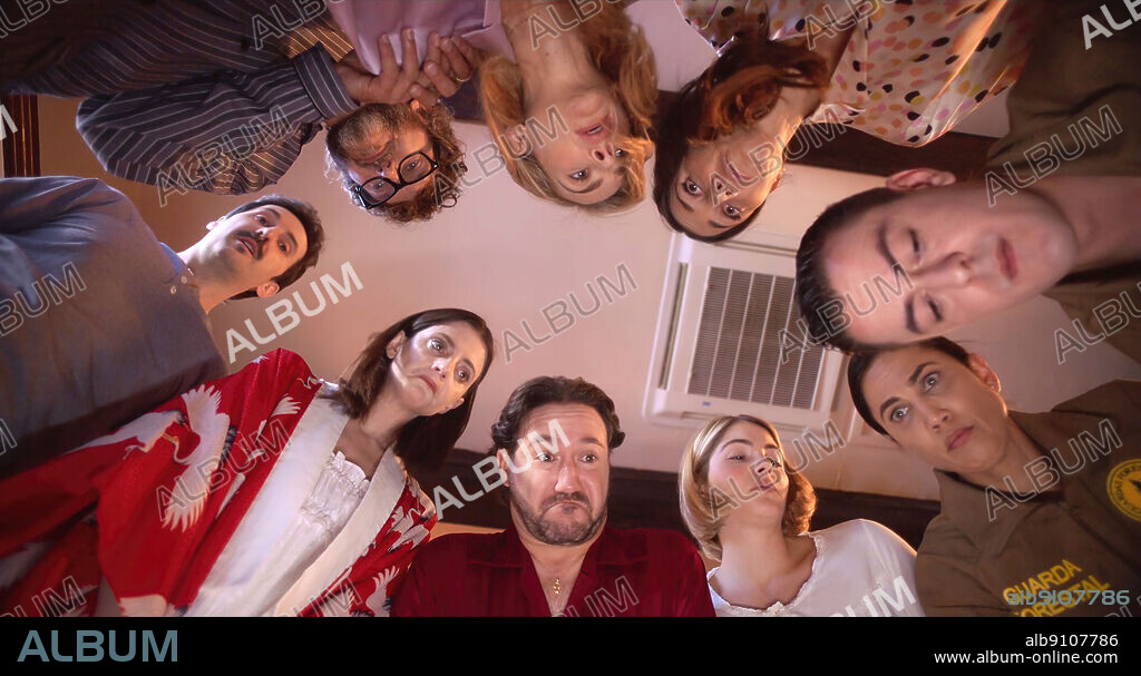 ANDREA DURO, CARLOS SANTOS, JULIAN LOPEZ, KIRA MIRO, SALVA REINA y TONI ACOSTA en TODOS LO HACEN, 2022, dirigida por MARTIN CUERVO. Copyright Álamo Producciones Audiovisuales / A Contracorriente Films.