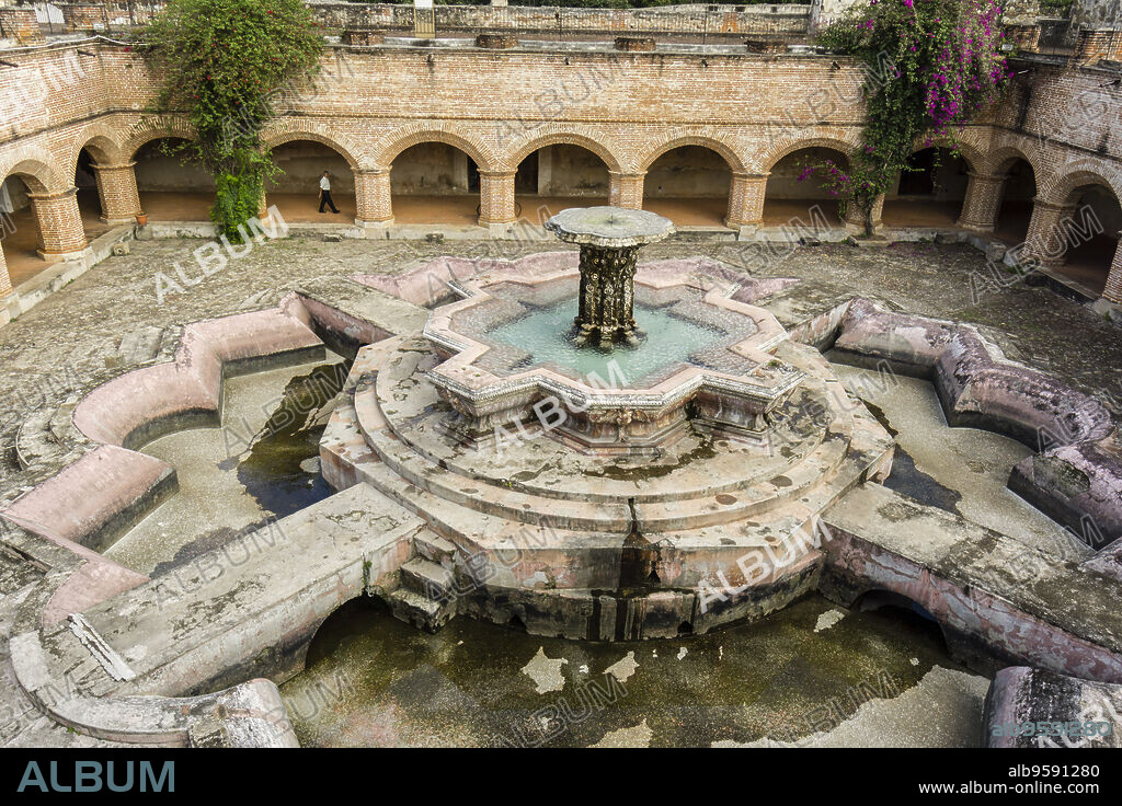 «Fuente de Pescados» del siglo XVIII, en el claustro del convento mercedario, Ultrabarroco guatemalteco, siglo XVI, Antigua Guatemala, departamento de Sacatepéquez, Guatemala, Central America.