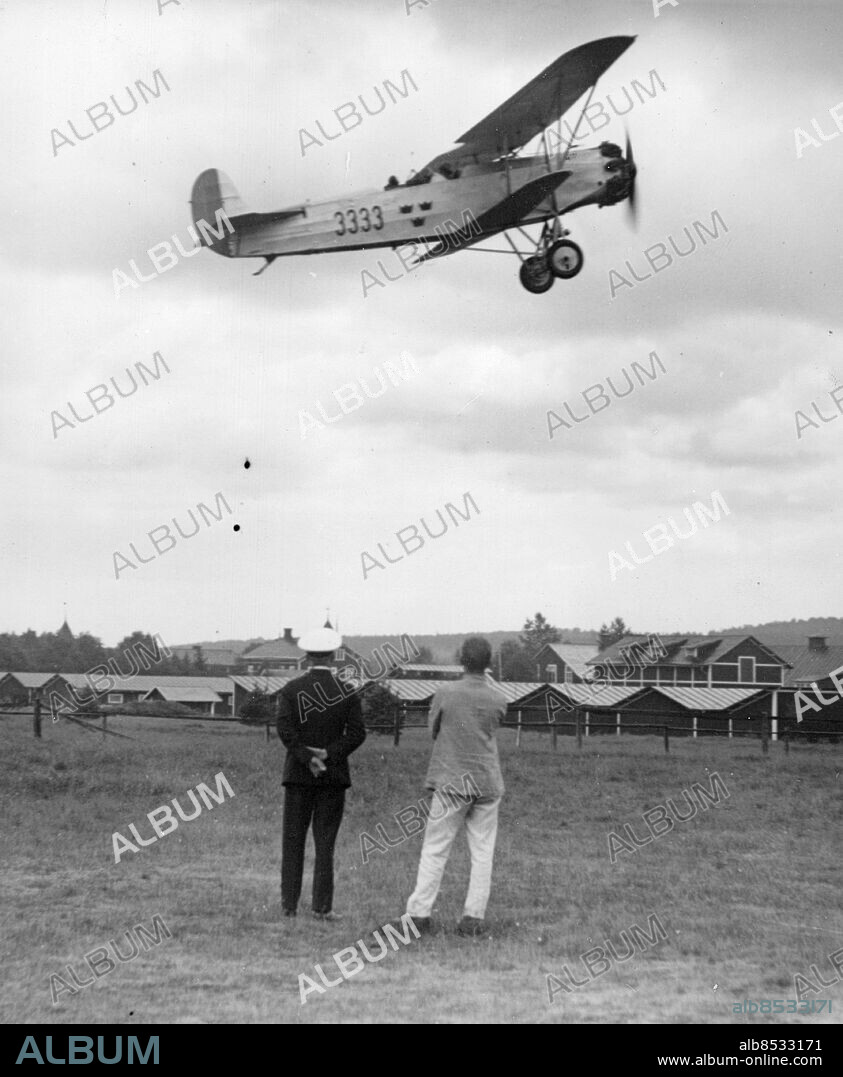 Linköping 1932-07-22. En av Malmslätts S6 Fokker-flygplan går till väders för eldledning.. Foto: SvD / TT / kod 12014.