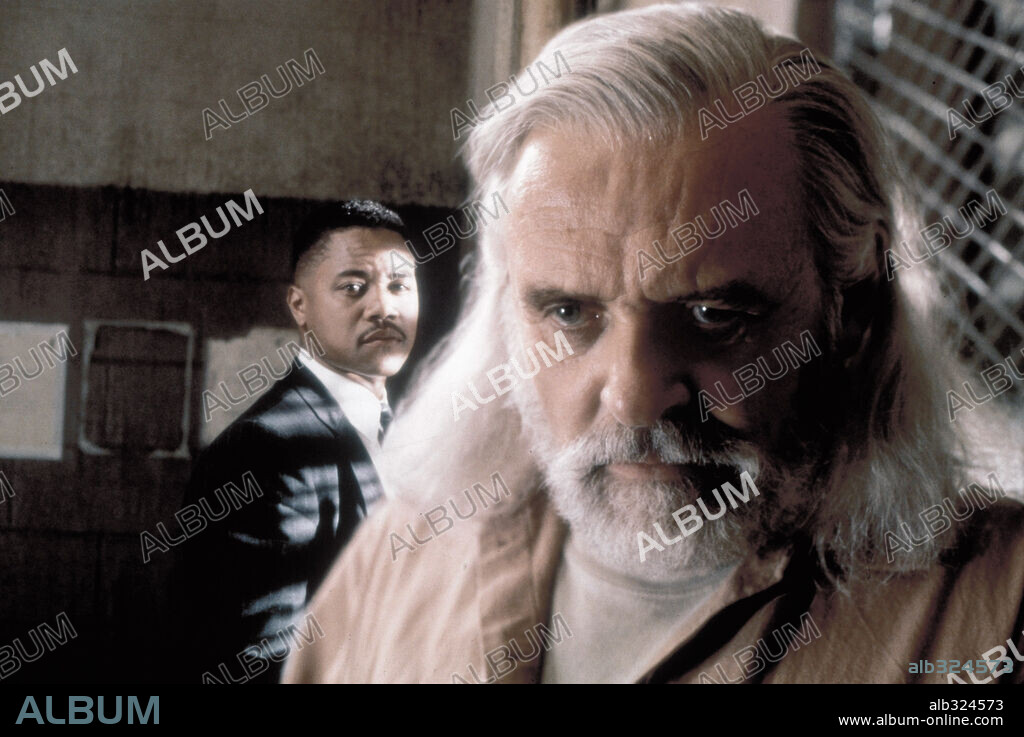 ANTHONY HOPKINS and CUBA GOODING JR. in INSTINCT, 1999, directed by JON TURTELTAUB. Copyright SPYGLASS ENTERTAINMENT / ROSENTHAL, ZADE.