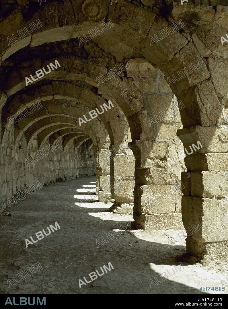 ARTE ROMANO. ASIA MENOR. TURQUIA. TEATRO DE ASPENDOS. Adosado a la colina, es uno de los teatros mejor conservados de la antigüedad romana. Erigido por el arquitecto Zenón, hacia el 170 d. C., bajo reinado de Marco Aurelio. Vista del CORREDOR ABOVEDADO (VOMITORIA) del piso superior. Península Anatólica.