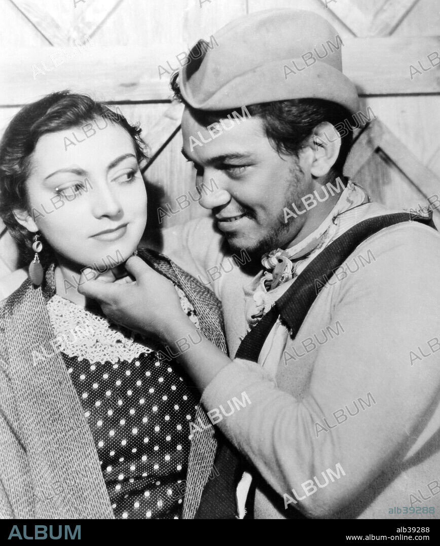 CANTINFLAS y SUSANA GUIZAR en NI SANGRE, NI ARENA, 1941, dirigida por ALEJANDRO GALINDO. Copyright POSA FILMS, S.A.