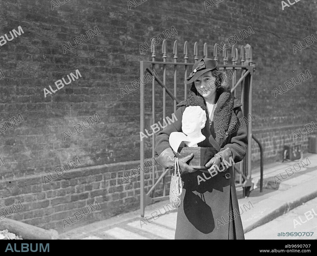 Woman sculptor arrives Royal Academy with bust. Sculptors took their works to the Royal Academy, Burlington House, on the final sending in-day for sculpture. Photo shows: Mrs Mabel McCloud arriving with her bust of a child, "Annie". 31 March 1937.