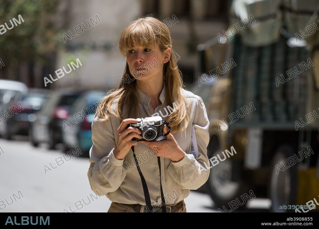 ROSAMUND PIKE en EL REHEN, 2018 (BEIRUT), dirigida por BRAD ANDERSON. Copyright RADAR PICTURES.