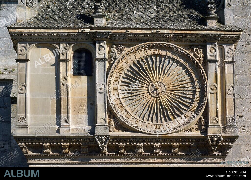 RELOJ EXTERIOR DE LA CATEDRAL DE NOTRE-DAME (NUESTRA SEÑORA DE CHARTRES)  CHARTRES, FRANCIA.