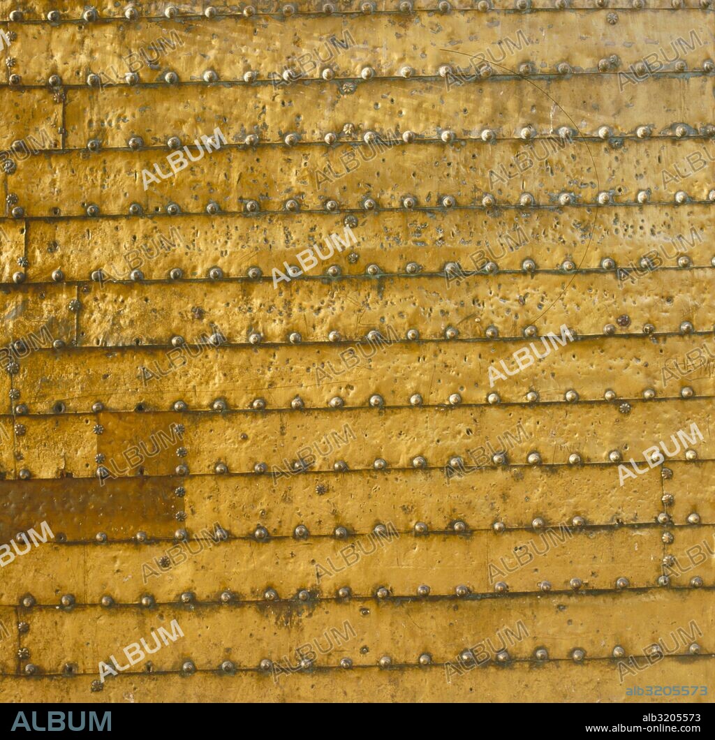 MEZQUITA DE CORDOBA. DETALLE DE LAS PUERTAS CHAPADAS EN LATON DE ACCESO AL PATIO DE LOS NARANJOS DE LA MEZQUITA  CORDOBA, ESPAÑA.