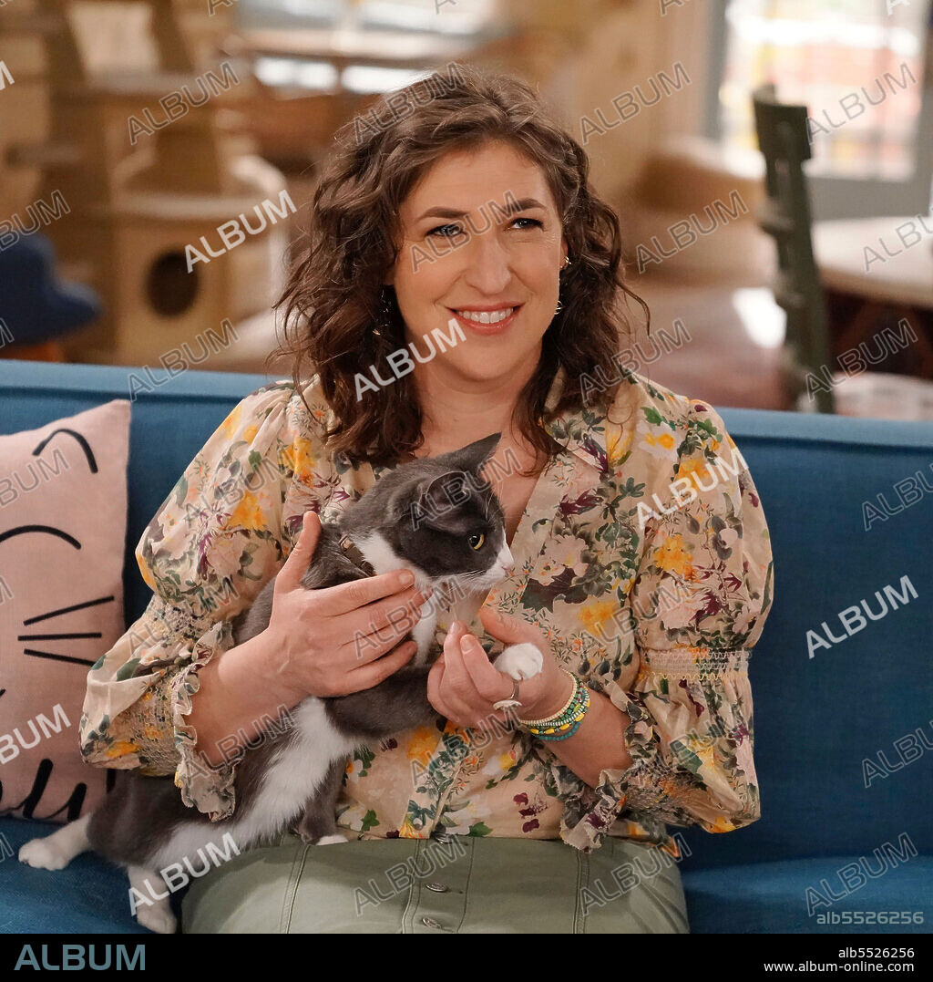 MAYIM BIALIK in CALL ME KAT, 2021, directed by RICHIE KEEN. Copyright WARNER BROS. TELEVISION.