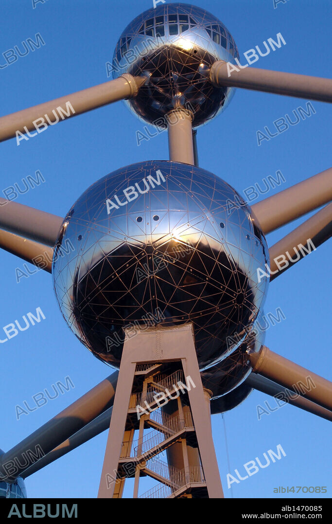 BELGICA. BRUSELAS. Detalle de la estructura del ATOMIUM, construído con motivo de la Exposición Universal del año 1958.