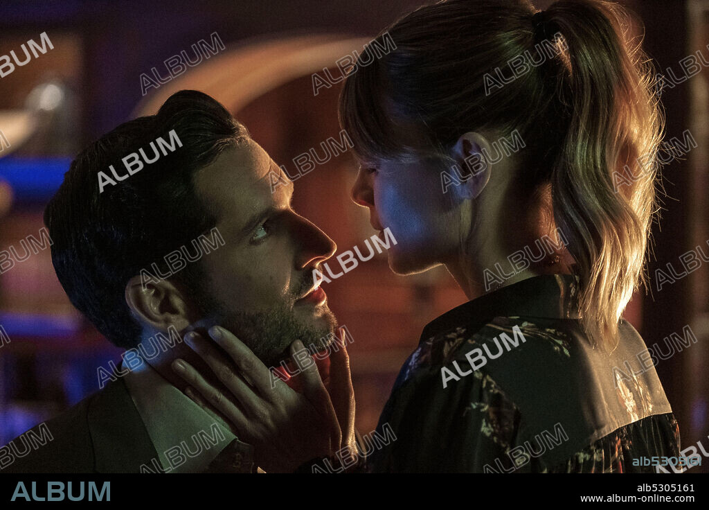 LAUREN GERMAN, TOM ELLIS and TRICIA HELFER in LUCIFER, 2016, directed by TOM KAPINOS. Copyright WARNER BROS. TELEVISION.