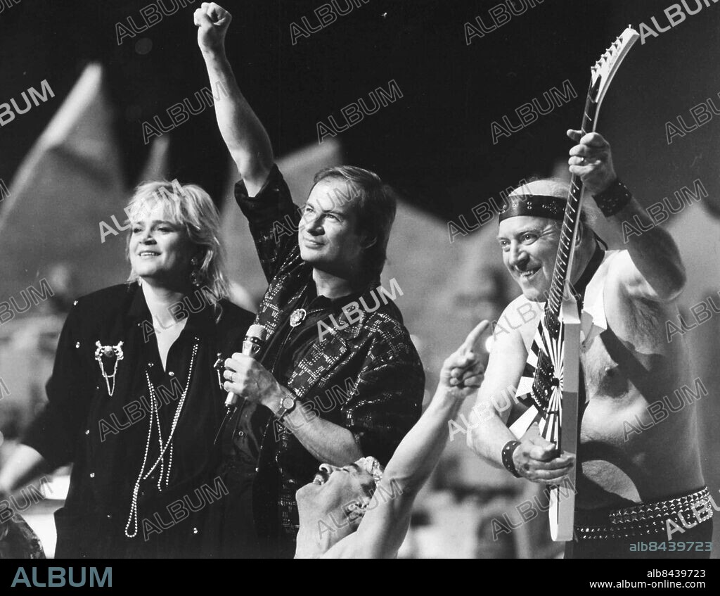 1986. Monica Törnell, Lasse Holm och Sten Carlberg med låten É de de här du kallar kärlek i Melodifestivalen och det blev det svenska bidraget *** Local Caption *** GP Foto: Jan Peter. KAMERAREPORTAGE.
