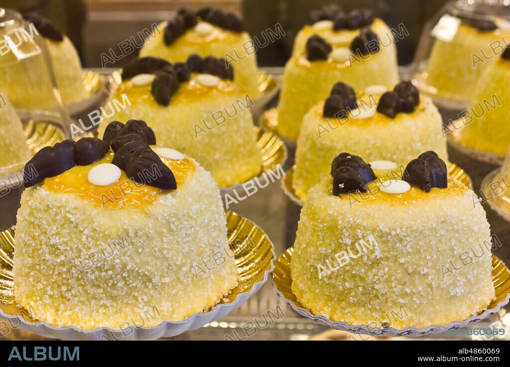 Bergamo typical dessert: "polenta e osei".